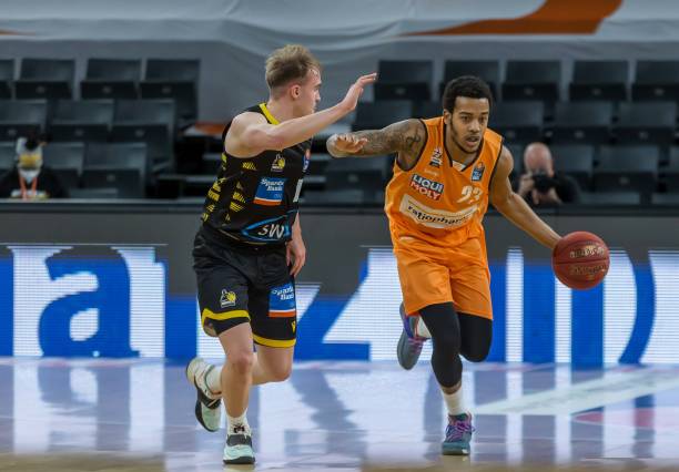 她将继续以 她将继续以