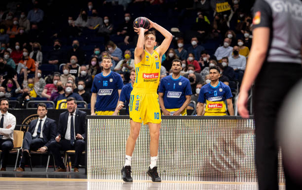 众为之欢呼 众为之欢呼